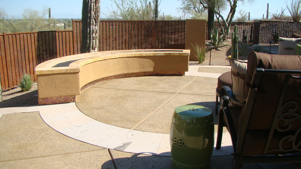 Ejemplo de patio de estilo americano de tamaño medio sin cubierta en patio trasero con brasero y losas de hormigón