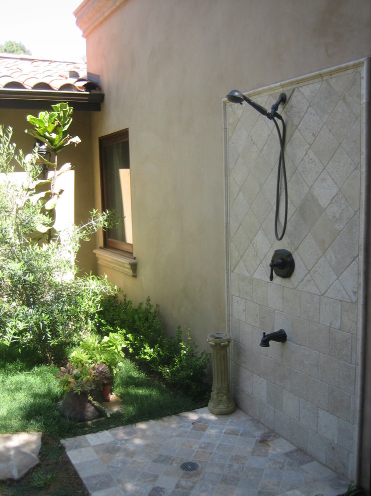Foto di un grande patio o portico american style dietro casa con pavimentazioni in pietra naturale e nessuna copertura