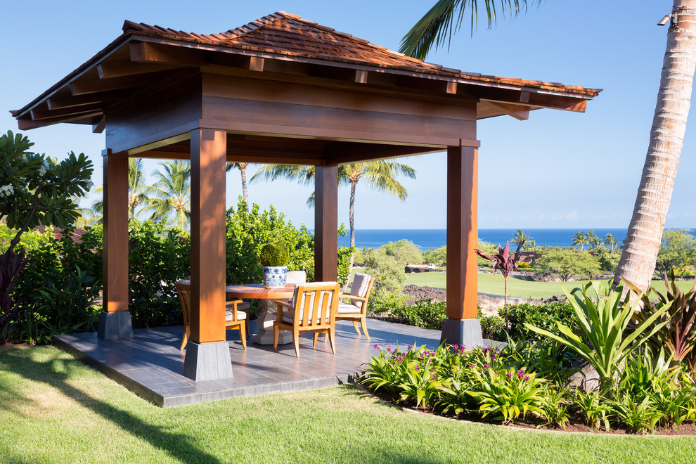 ハワイにあるトロピカルスタイルのおしゃれなテラス・中庭の写真