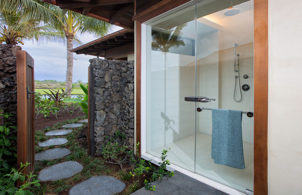 Idées déco pour une terrasse avec une douche extérieure contemporaine avec des pavés en béton.