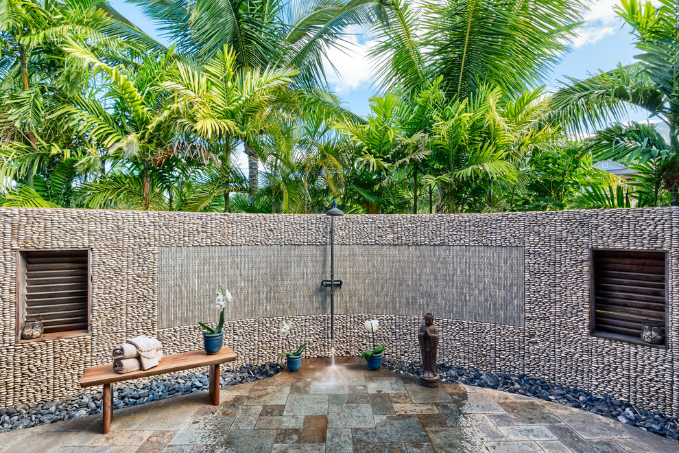 Foto di un patio o portico tropicale con pavimentazioni in cemento e nessuna copertura