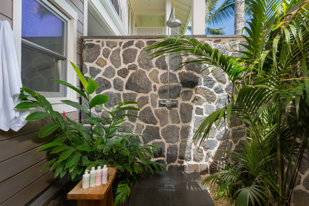 ハワイにあるトロピカルスタイルのおしゃれなテラス・中庭 (屋外シャワー、タイル敷き) の写真