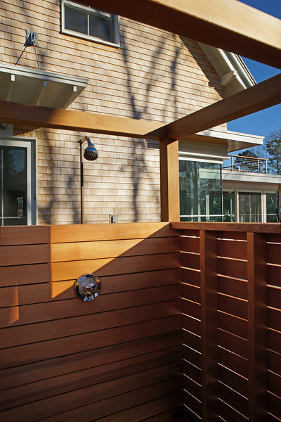 Diseño de patio actual de tamaño medio sin cubierta en patio trasero con ducha exterior y entablado