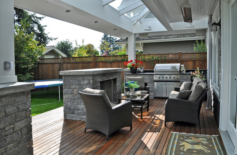 Idées déco pour une terrasse en bois arrière classique de taille moyenne avec une cuisine d'été et une extension de toiture.