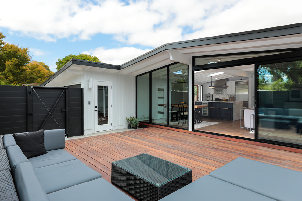 Cette image montre une terrasse en bois arrière minimaliste de taille moyenne avec aucune couverture.