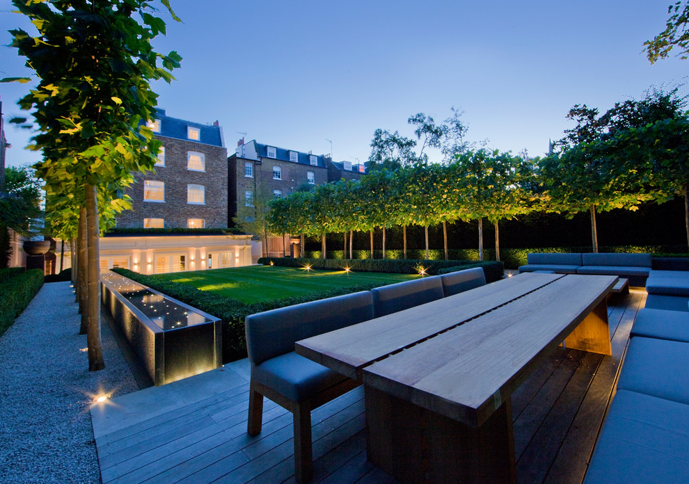 Unbedeckter Moderner Patio hinter dem Haus mit Dielen in London