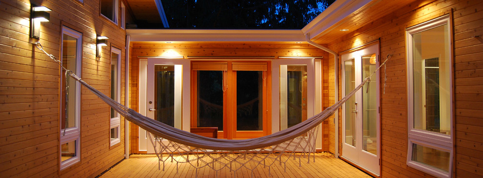 Идея дизайна: двор среднего размера на внутреннем дворе в стиле модернизм с летней кухней, настилом и навесом