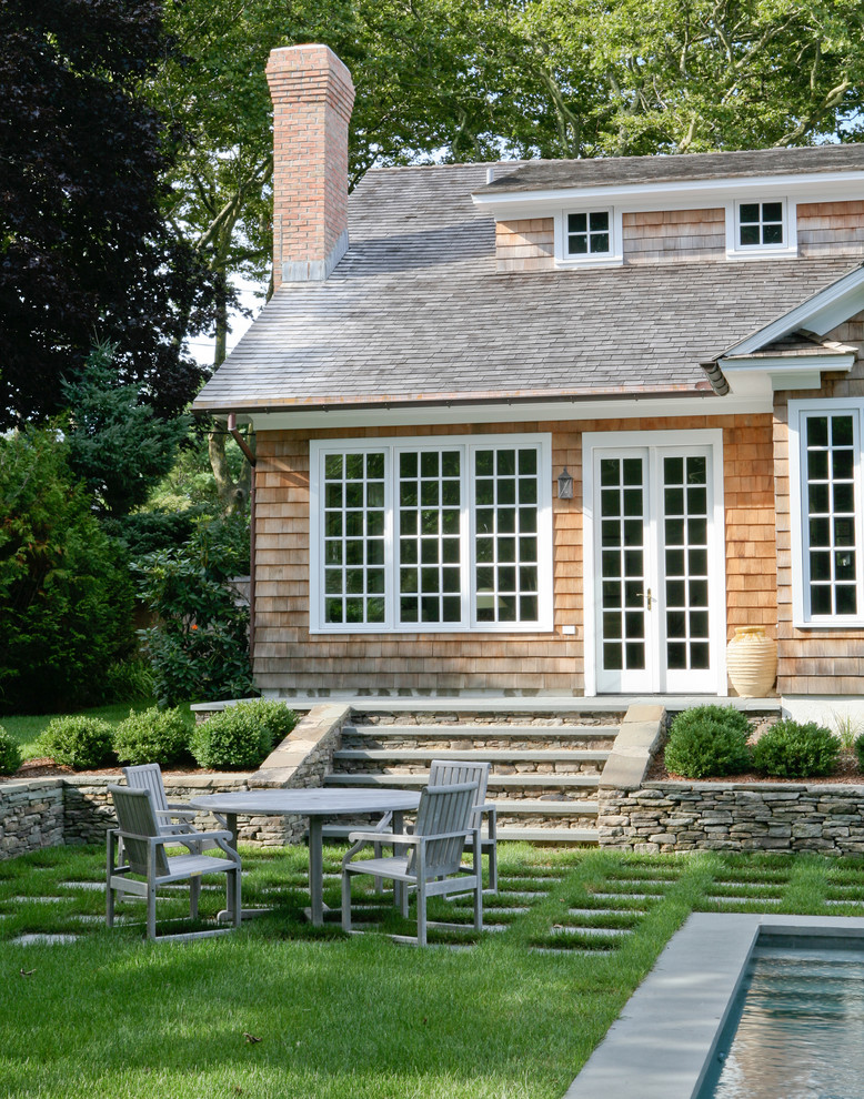 Пример оригинального дизайна: двор на заднем дворе в классическом стиле