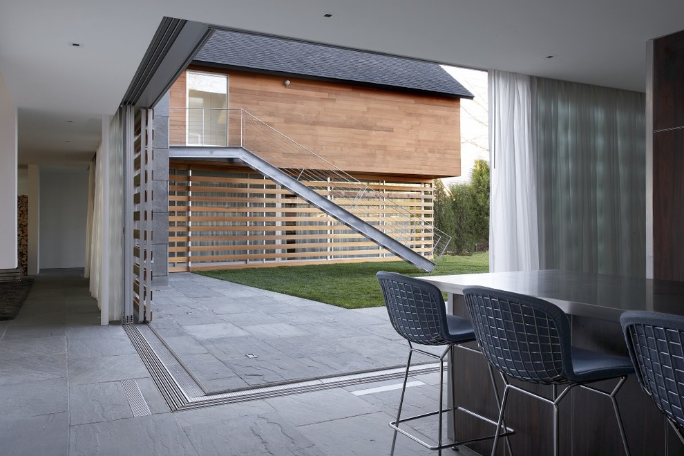 Foto de patio moderno de tamaño medio sin cubierta en patio trasero con suelo de hormigón estampado