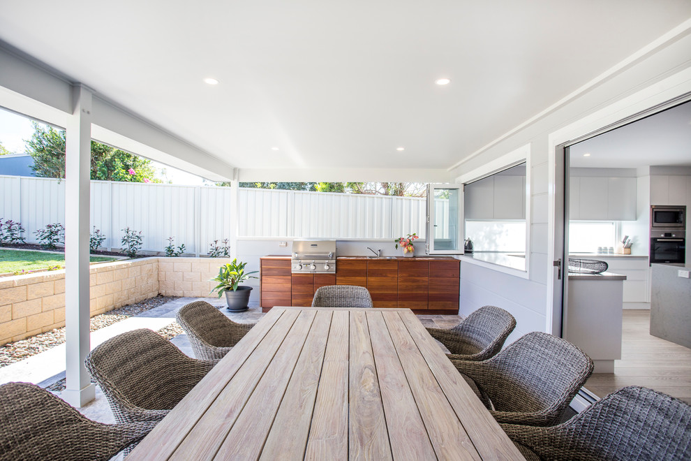 Источник вдохновения для домашнего уюта: двор среднего размера на заднем дворе в морском стиле с летней кухней, покрытием из плитки и навесом