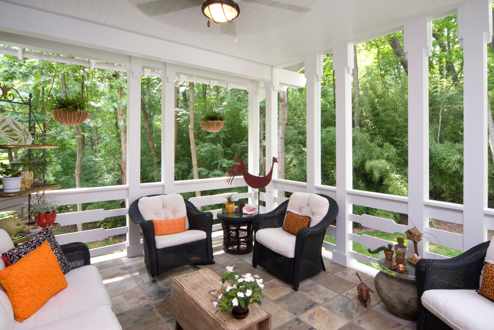 Imagen de patio clásico renovado de tamaño medio en patio trasero y anexo de casas con suelo de baldosas