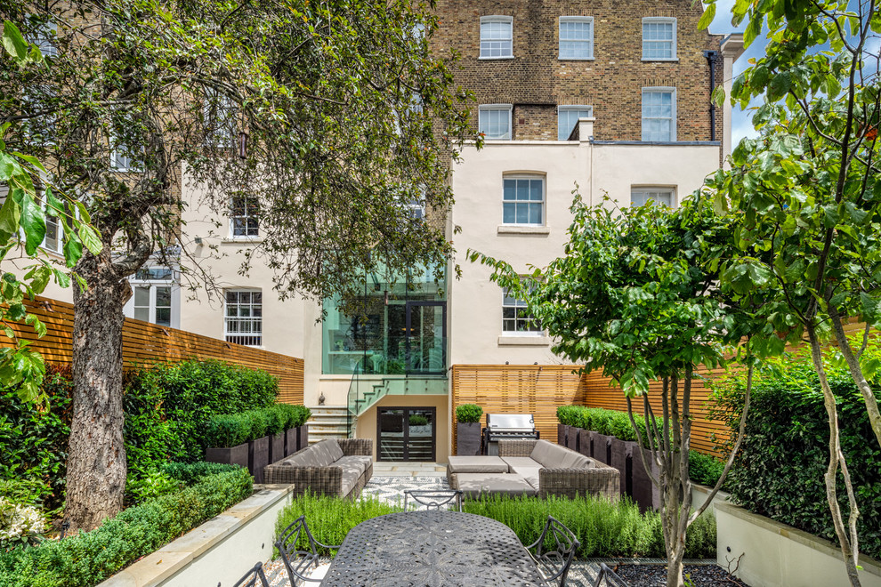 ロンドンにあるコンテンポラリースタイルのおしゃれなテラス・中庭の写真