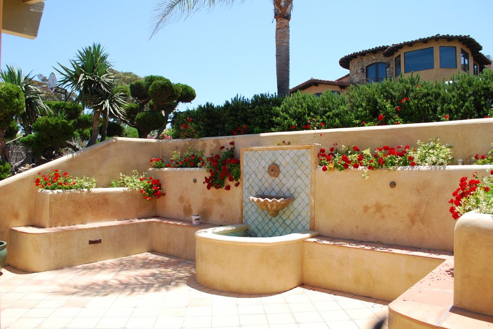 Ispirazione per un patio o portico mediterraneo con fontane