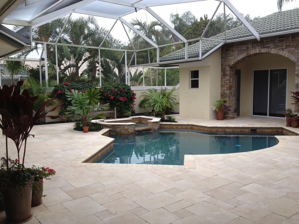 Foto de patio exótico grande sin cubierta en patio con fuente y adoquines de piedra natural