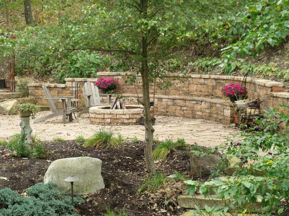 Идея дизайна: большой двор на заднем дворе в современном стиле с покрытием из каменной брусчатки без защиты от солнца