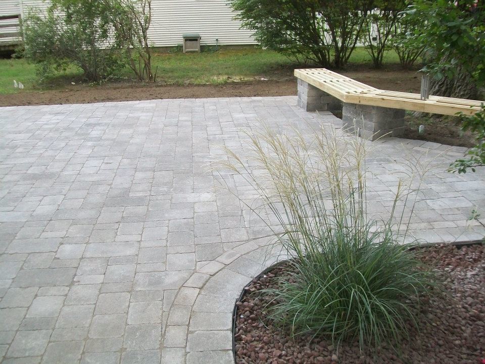 Immagine di un patio o portico costiero dietro casa con pavimentazioni in pietra naturale