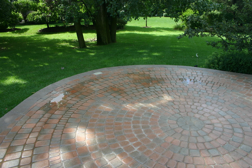 Example of a classic patio design in Detroit