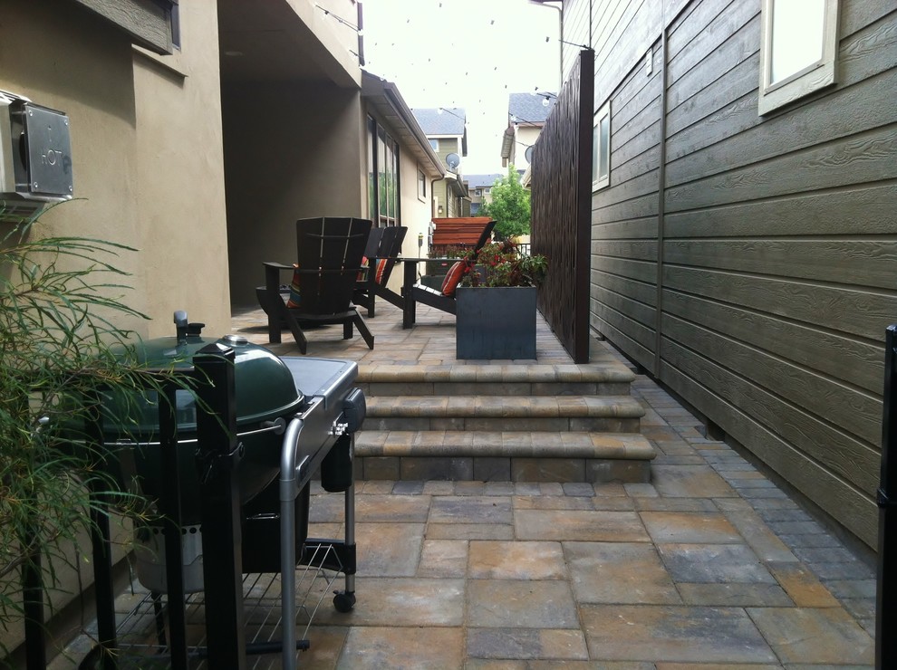 Diseño de patio minimalista pequeño en patio lateral con adoquines de hormigón