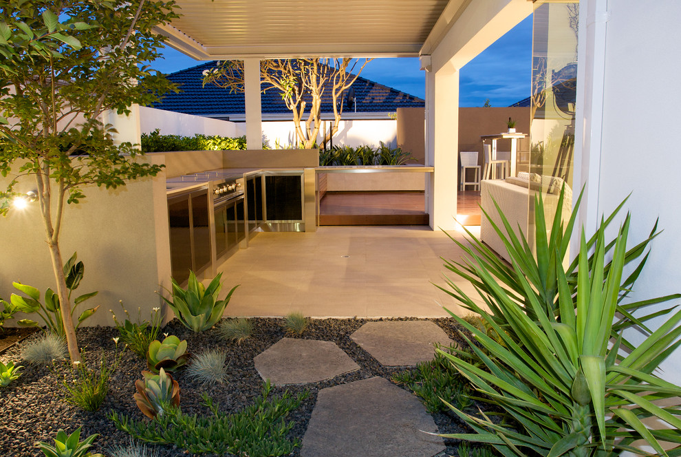 Cette image montre une terrasse design de taille moyenne avec une cuisine d'été et une pergola.