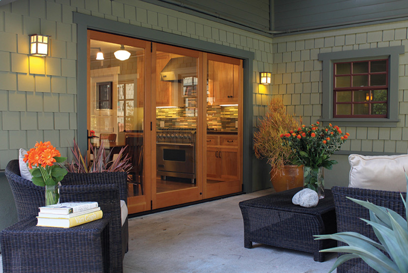 Стильный дизайн: большой двор на заднем дворе в современном стиле с покрытием из бетонных плит и навесом - последний тренд