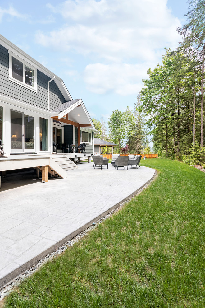 Источник вдохновения для домашнего уюта: двор среднего размера на заднем дворе в классическом стиле с покрытием из бетонных плит и навесом