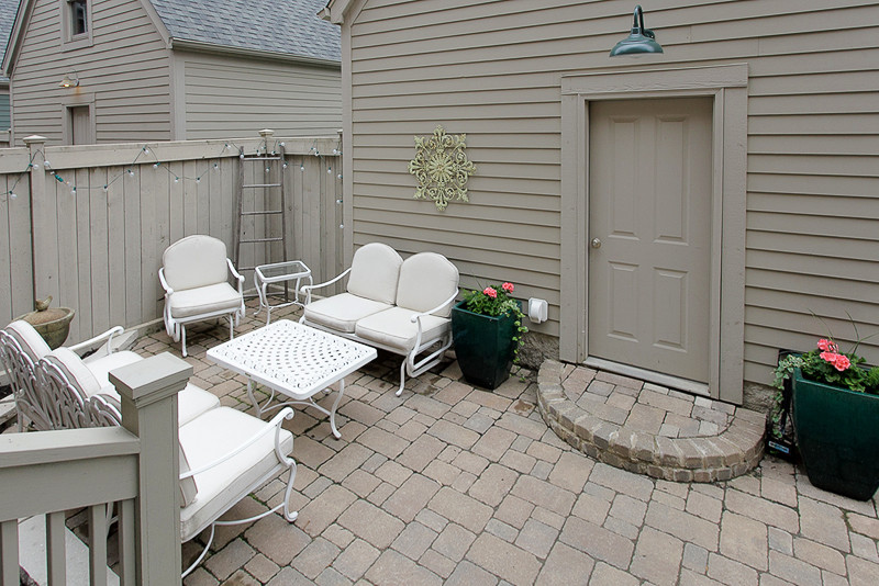Inspiration for a timeless patio remodel in Columbus