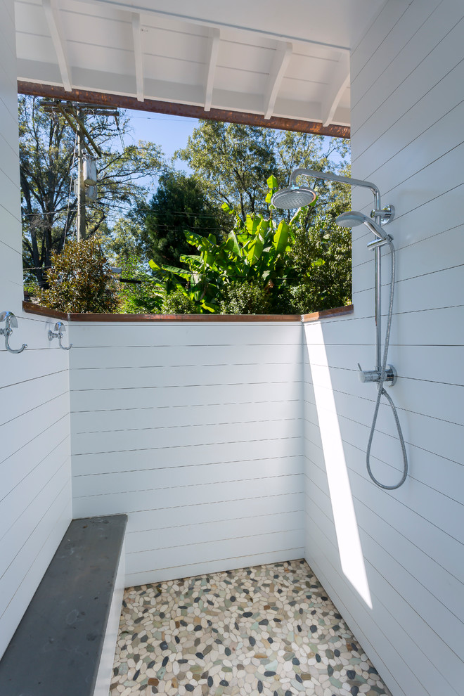 Идея дизайна: двор в морском стиле с летним душем, покрытием из плитки и навесом