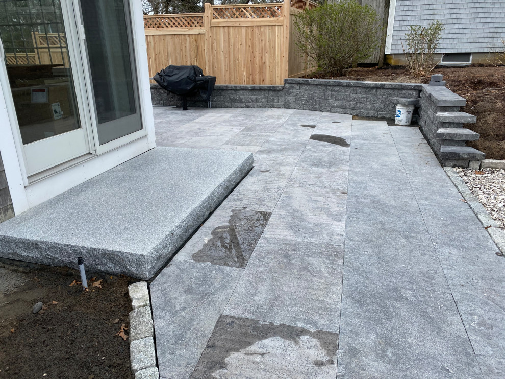 Foto de patio minimalista de tamaño medio en patio trasero con ducha exterior y adoquines de piedra natural