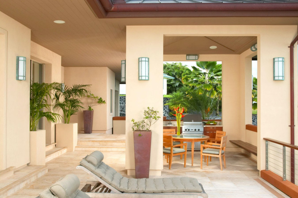 Foto di un patio o portico minimalista davanti casa con pavimentazioni in pietra naturale e una pergola