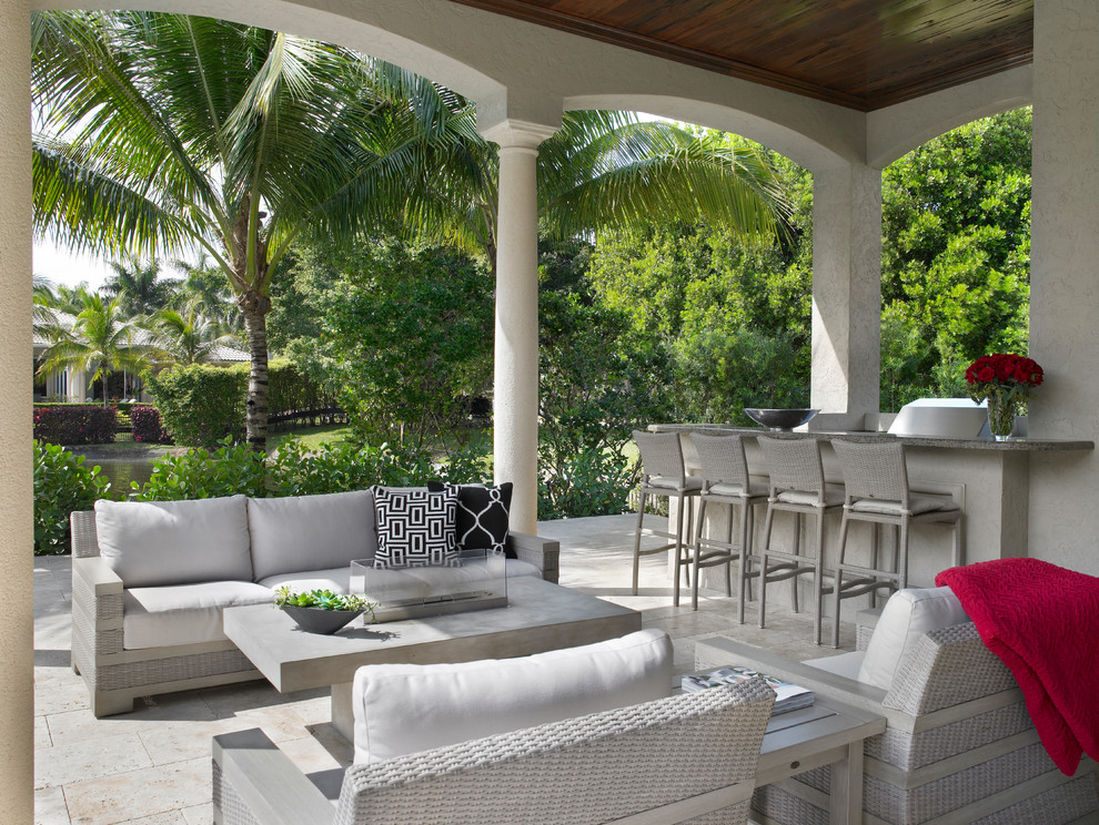 Großer, Überdachter Moderner Patio hinter dem Haus mit Natursteinplatten und Outdoor-Küche in Miami