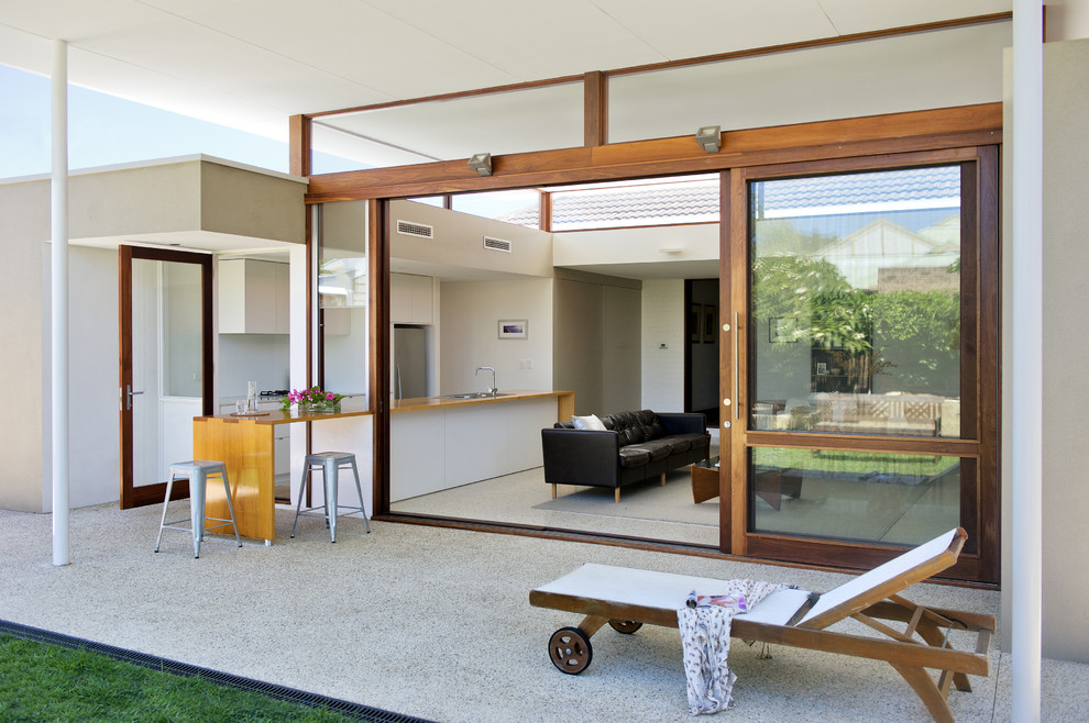 Стильный дизайн: двор в современном стиле с навесом - последний тренд