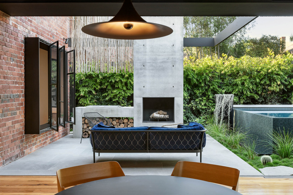Источник вдохновения для домашнего уюта: двор среднего размера на заднем дворе в современном стиле с уличным камином без защиты от солнца