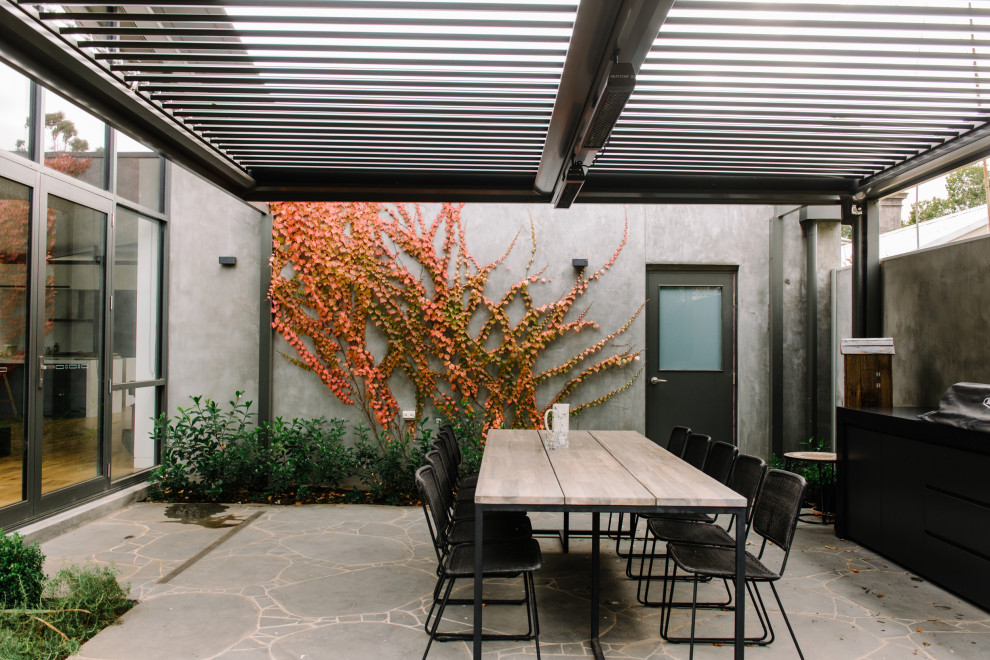 Ispirazione per un patio o portico minimal