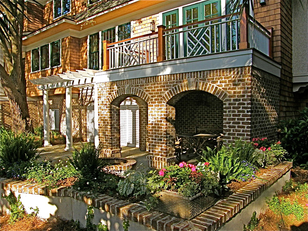 Пример оригинального дизайна: большой двор на внутреннем дворе в стиле кантри с мощением клинкерной брусчаткой без защиты от солнца