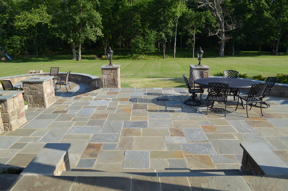 Foto de patio clásico grande en patio trasero con adoquines de piedra natural