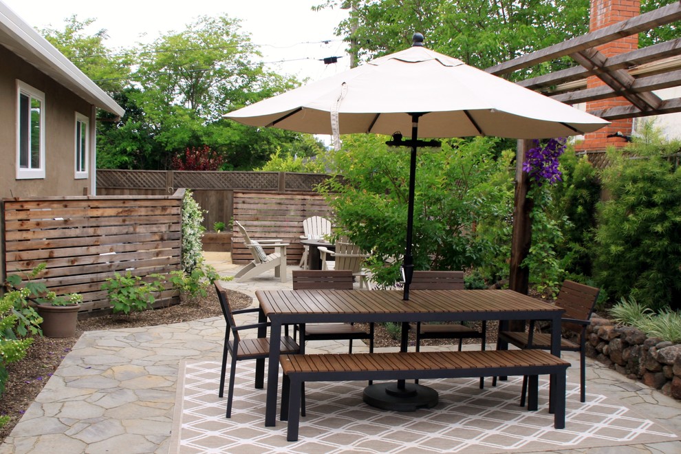 Esempio di un patio o portico minimal di medie dimensioni e dietro casa con un focolare e pavimentazioni in cemento