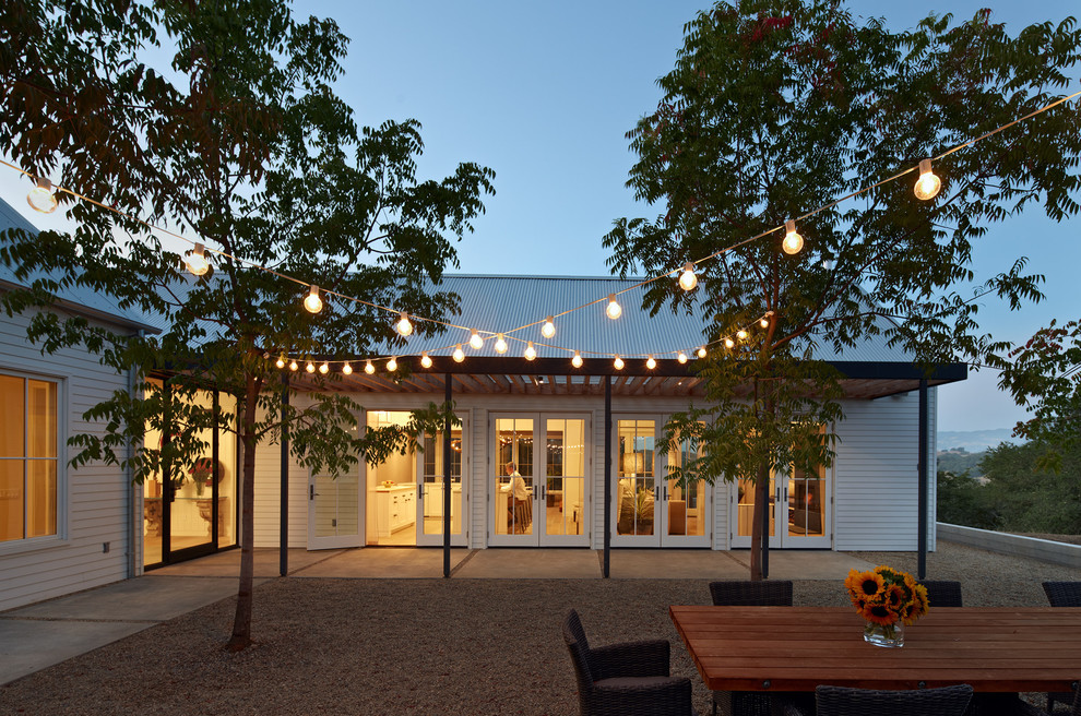 Стильный дизайн: двор на заднем дворе в стиле кантри с покрытием из гравия - последний тренд