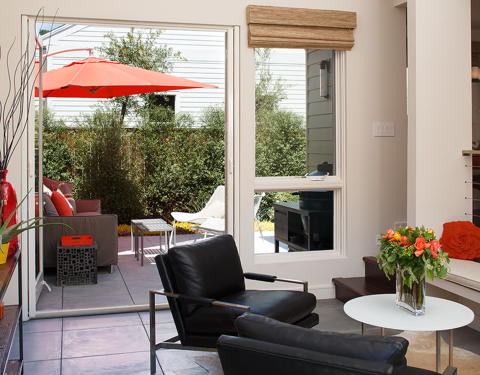 Inspiration for a mid-sized contemporary side yard patio remodel in San Francisco with no cover