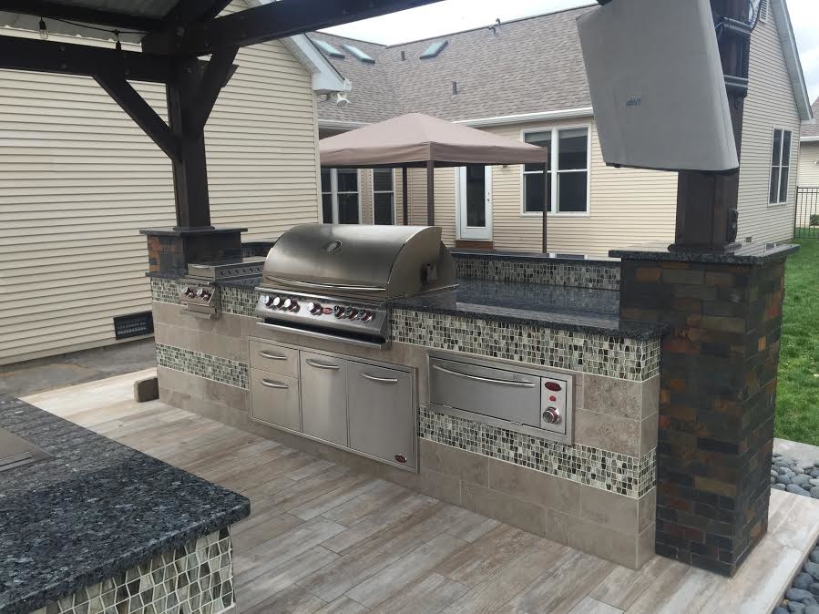 Aménagement d'une terrasse en bois arrière classique de taille moyenne avec une cuisine d'été et un gazebo ou pavillon.
