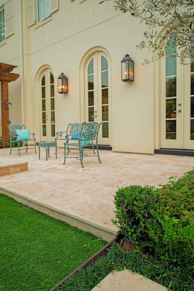 Inspiration for a modern front yard patio remodel in Houston