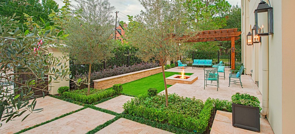Idee per un patio o portico minimalista davanti casa