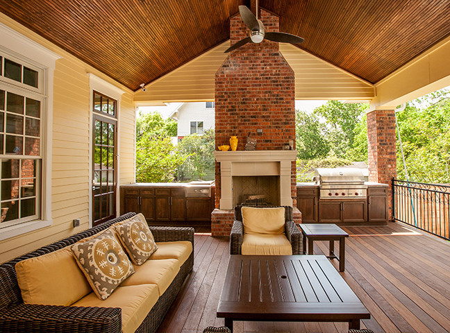 Inspiration pour une terrasse en bois arrière victorienne de taille moyenne avec une cuisine d'été et une extension de toiture.