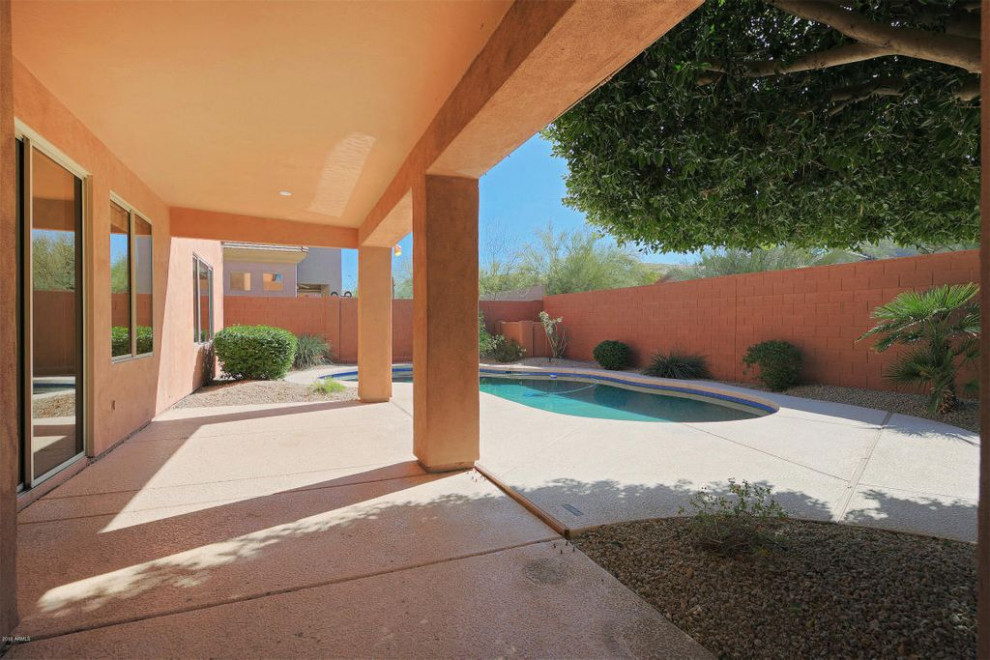Photo of a classic back patio in Phoenix.