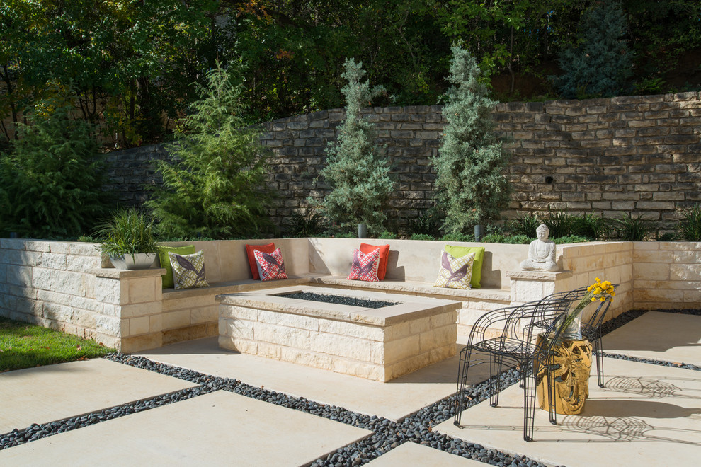 ダラスにある高級な広いコンテンポラリースタイルのおしゃれな裏庭のテラス (ファイヤーピット、コンクリート敷き	、日よけなし) の写真