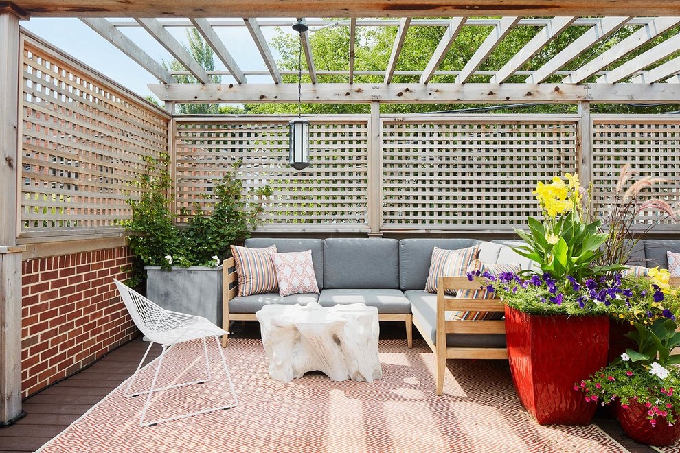 Modelo de patio clásico de tamaño medio con jardín de macetas