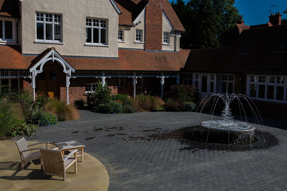 This is an example of a traditional patio in Buckinghamshire.