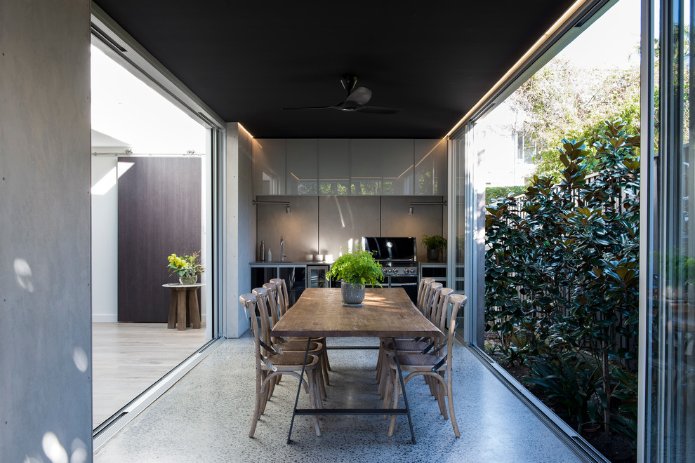Mittelgroßer Moderner Patio im Innenhof mit Outdoor-Küche, Betonplatten und Markisen in Sydney