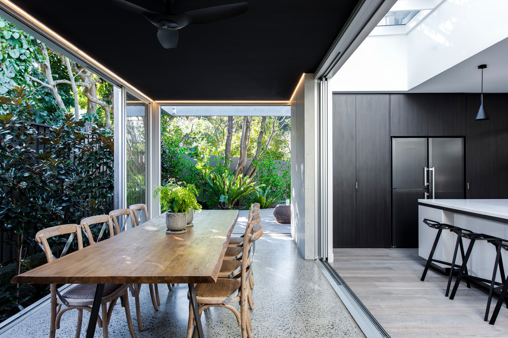 Modelo de patio actual de tamaño medio en patio con cocina exterior, losas de hormigón y toldo