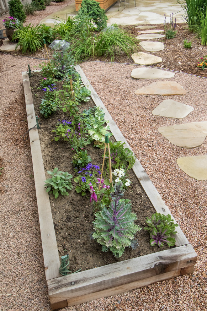 Ispirazione per un orto in giardino chic di medie dimensioni e dietro casa con ghiaia