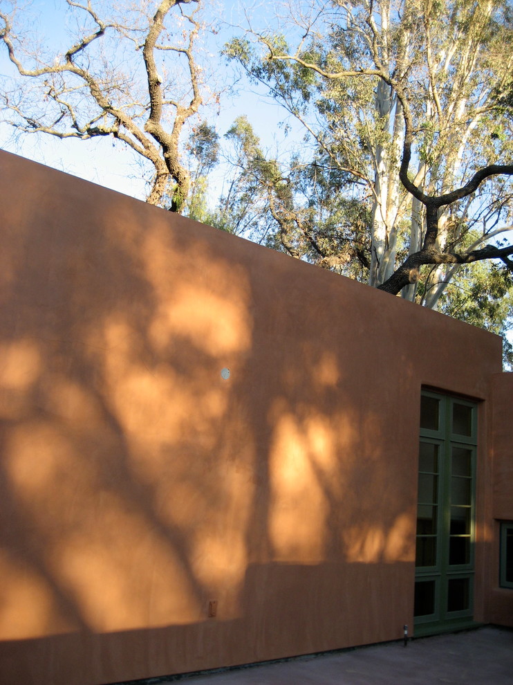 Пример оригинального дизайна: двор среднего размера на заднем дворе в стиле фьюжн с покрытием из бетонных плит без защиты от солнца